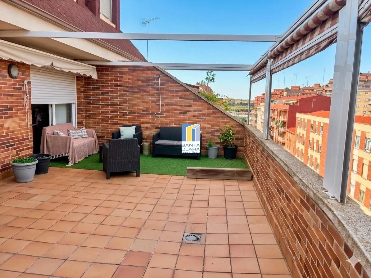 ÁTICO DÚPLEX EN VENTA CON 2 DORMITORIOS, AMPLIA TERRAZA Y GARAJE EN ZONA CENTRO, ZAMORA. - Inmobiliaria Santa Clara en Zamora - Miniatura 3
