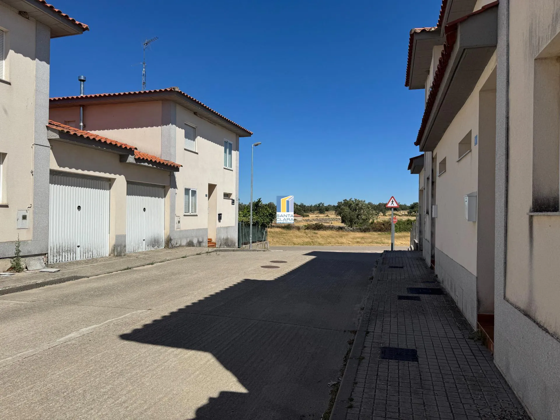 CHALET ADOSADO VPO EN VENTA CON PATIO Y GARAJE EN BERMILLO DE SAYAGO (ZAMORA) - Inmobiliaria Santa Clara en Zamora - Miniatura 2