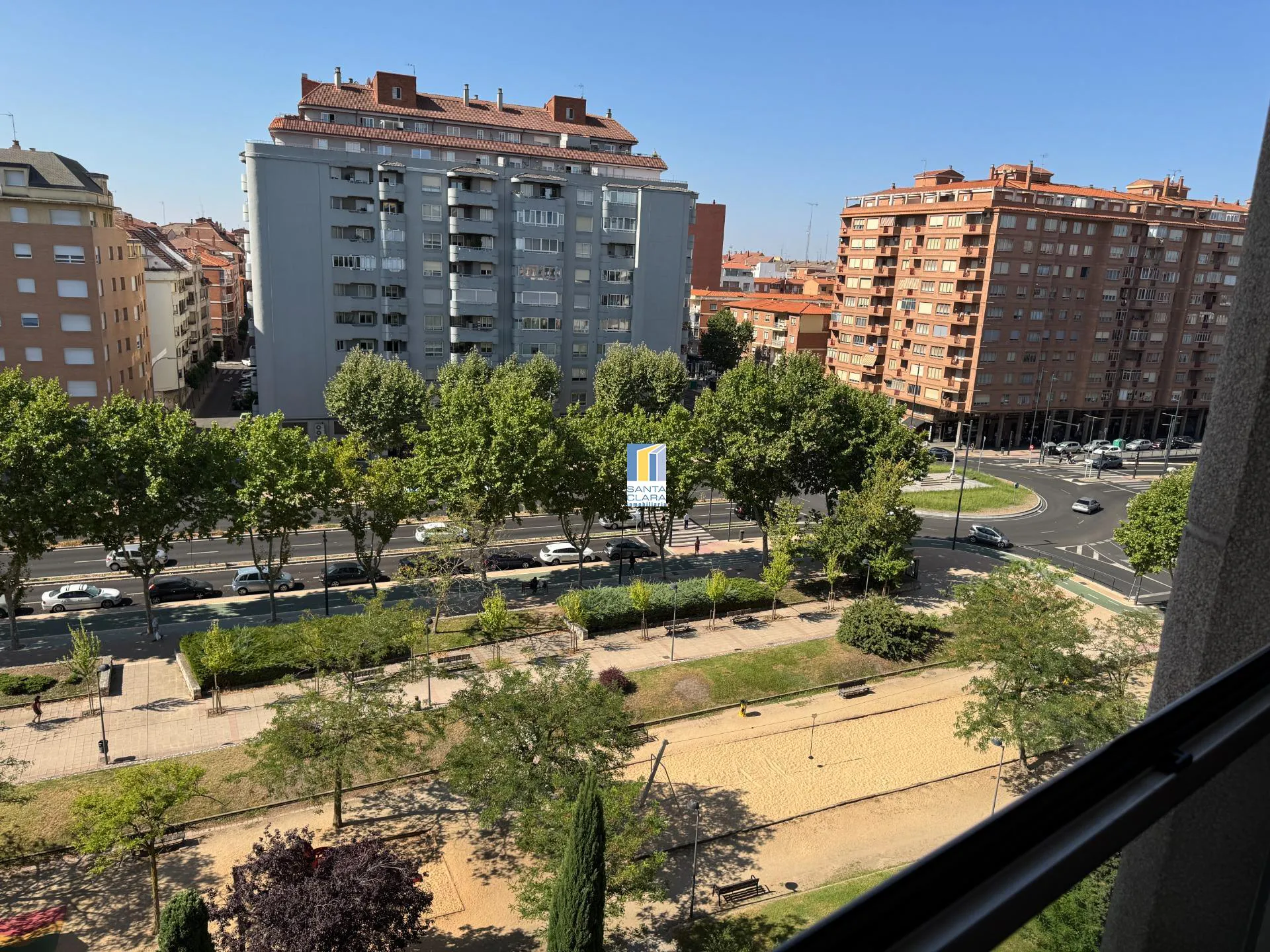 PISO EN ALQUILER DE 4 DORMITORIOS, 2 BAÑOS, GARAJE Y TRASTERO EN ZONA LAS VIÑAS, ZAMORA. - Inmobiliaria Santa Clara en Zamora - Imagen 1