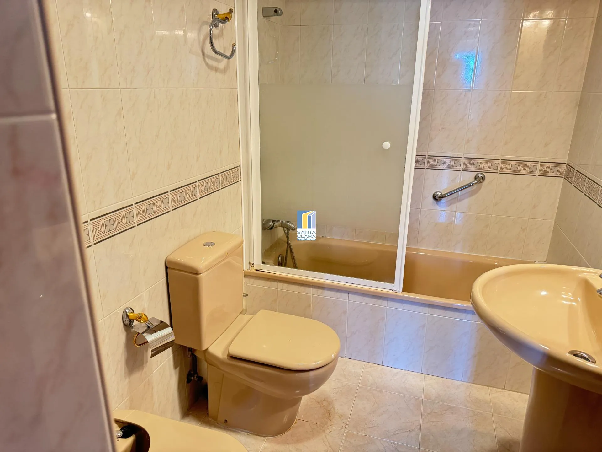 PISO EN ALQUILER DE 4 DORMITORIOS, 2 BAÑOS, GARAJE Y TRASTERO EN ZONA LAS VIÑAS, ZAMORA. - Inmobiliaria Santa Clara en Zamora - Miniatura 11