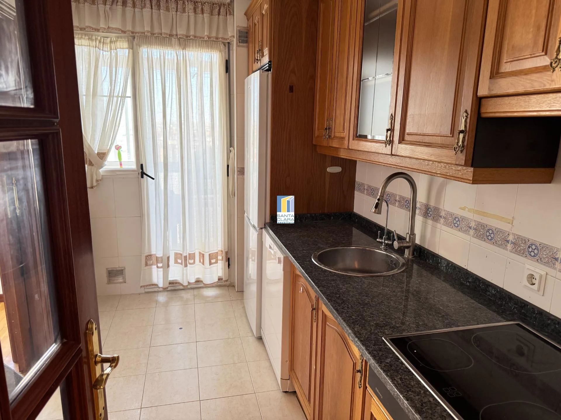 PISO EN ALQUILER DE 4 DORMITORIOS, 2 BAÑOS, GARAJE Y TRASTERO EN ZONA LAS VIÑAS, ZAMORA. - Inmobiliaria Santa Clara en Zamora - Miniatura 12