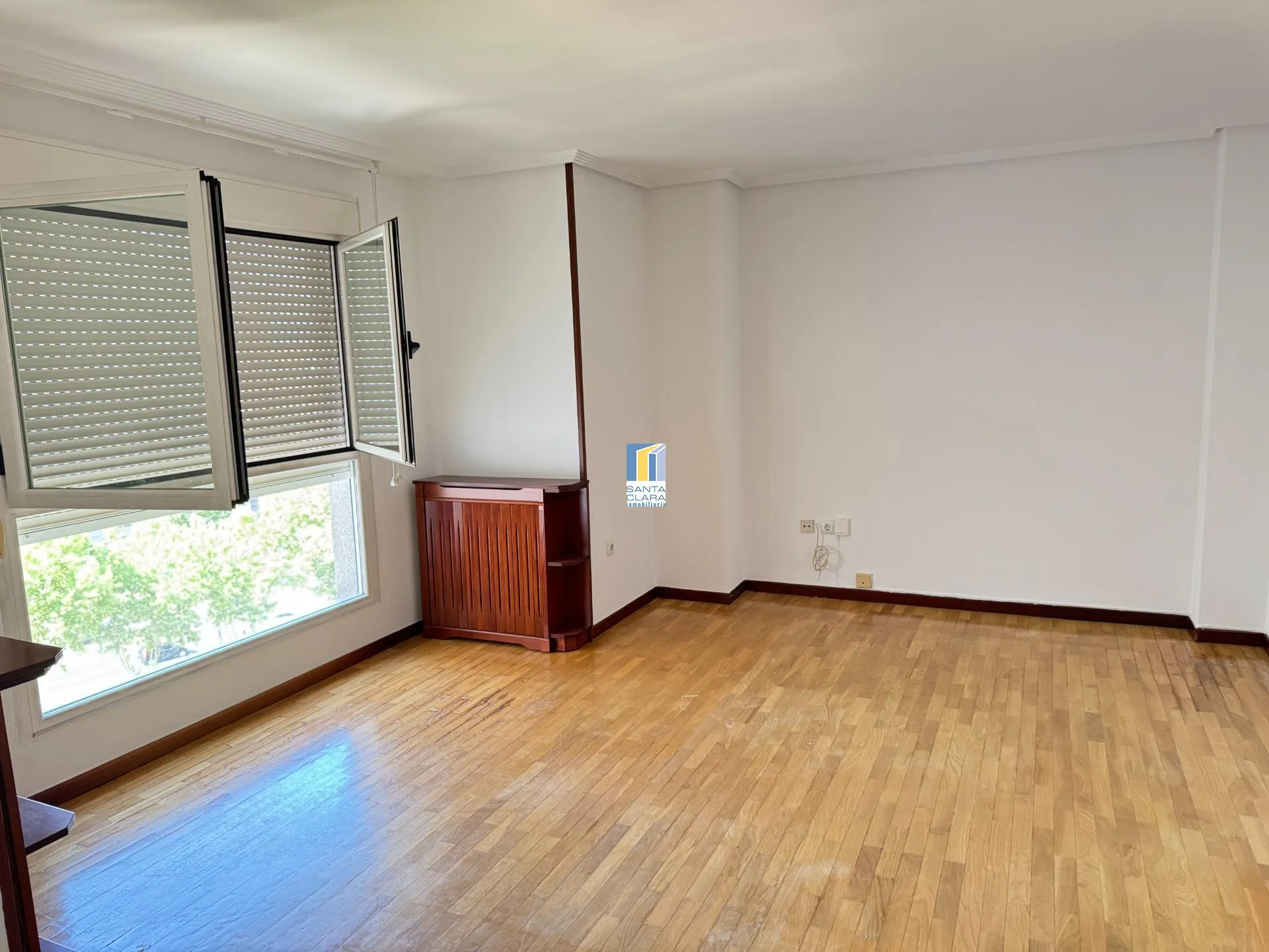 PISO EN ALQUILER DE 4 DORMITORIOS, 2 BAÑOS, GARAJE Y TRASTERO EN ZONA LAS VIÑAS, ZAMORA. - Inmobiliaria Santa Clara en Zamora - Miniatura 2