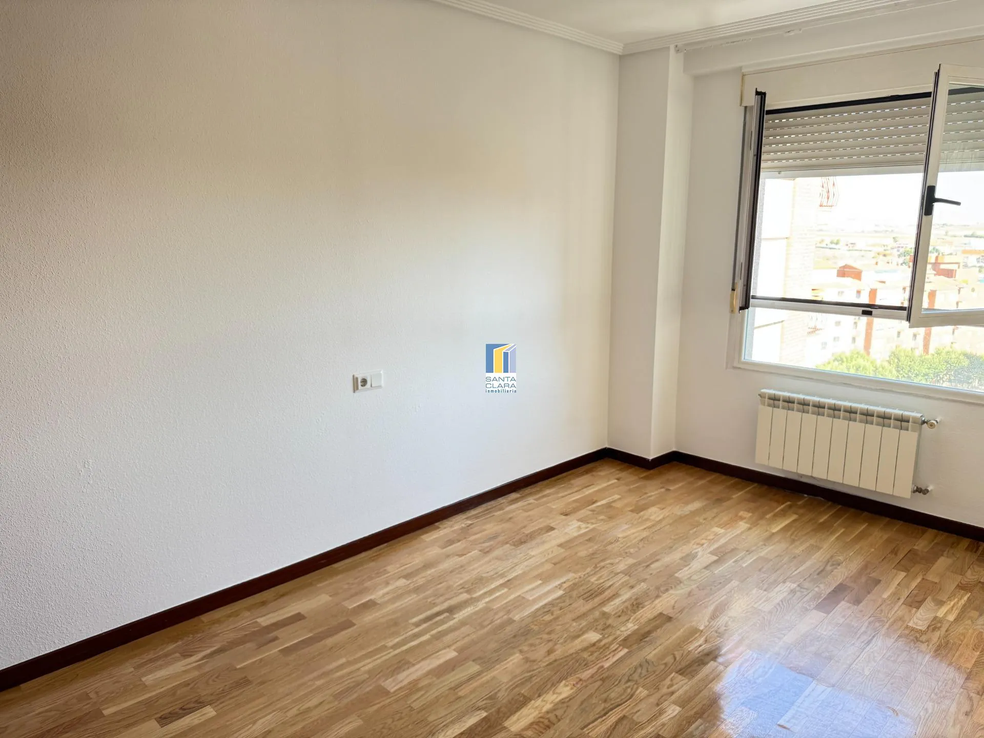 PISO EN ALQUILER DE 4 DORMITORIOS, 2 BAÑOS, GARAJE Y TRASTERO EN ZONA LAS VIÑAS, ZAMORA. - Inmobiliaria Santa Clara en Zamora - Miniatura 4