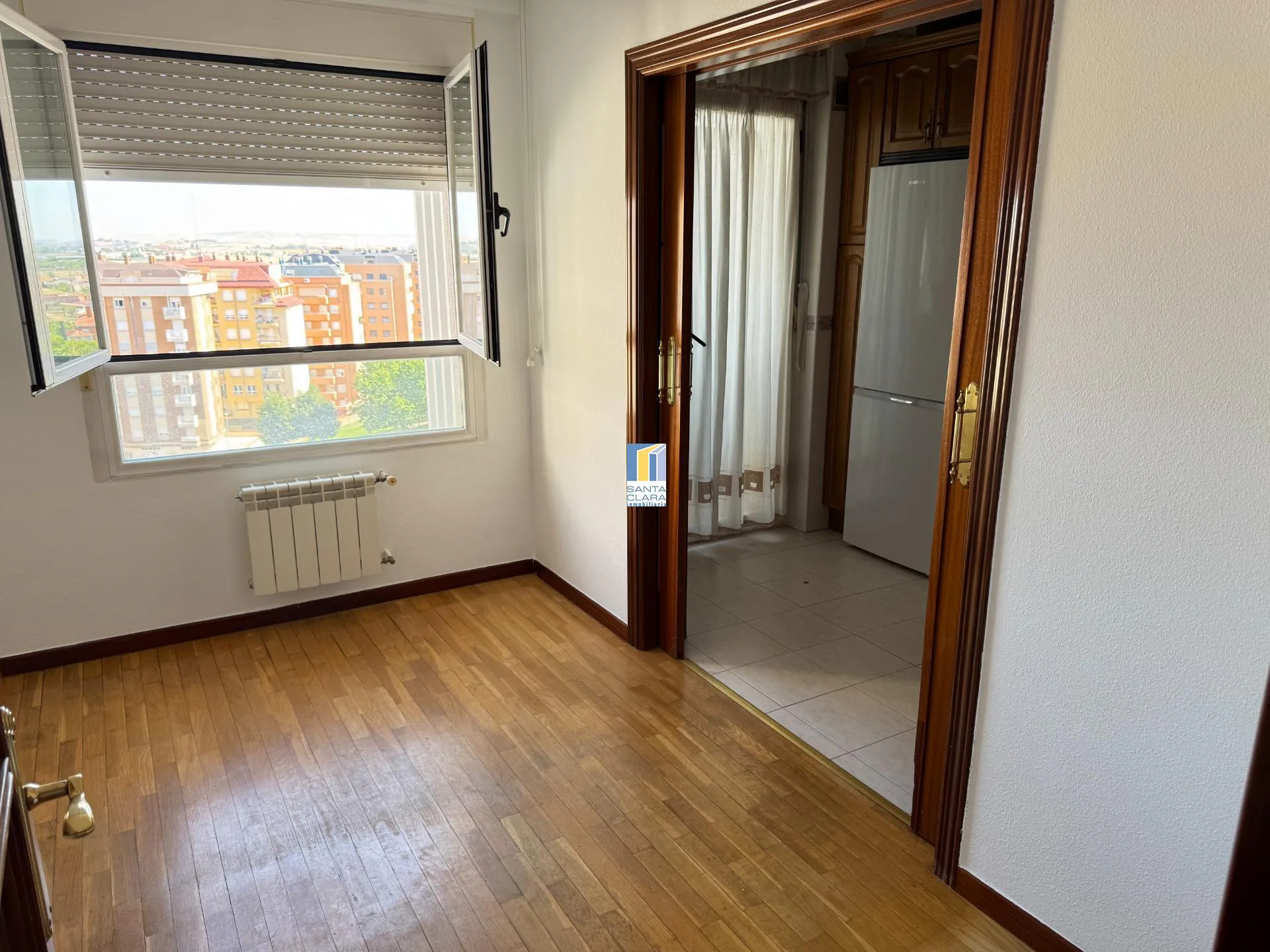 PISO EN ALQUILER DE 4 DORMITORIOS, 2 BAÑOS, GARAJE Y TRASTERO EN ZONA LAS VIÑAS, ZAMORA. - Inmobiliaria Santa Clara en Zamora - Miniatura 5