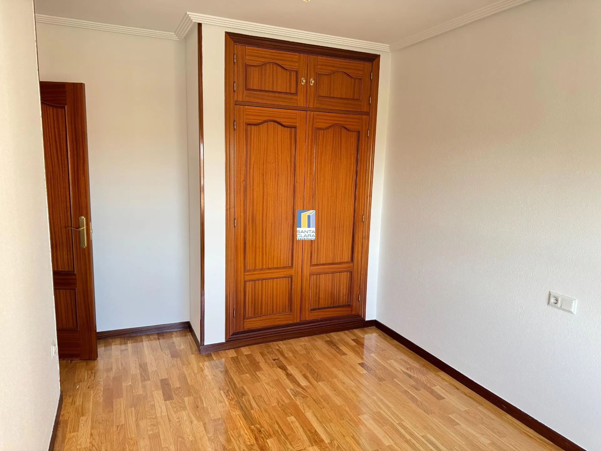 PISO EN ALQUILER DE 4 DORMITORIOS, 2 BAÑOS, GARAJE Y TRASTERO EN ZONA LAS VIÑAS, ZAMORA. - Inmobiliaria Santa Clara en Zamora - Miniatura 6