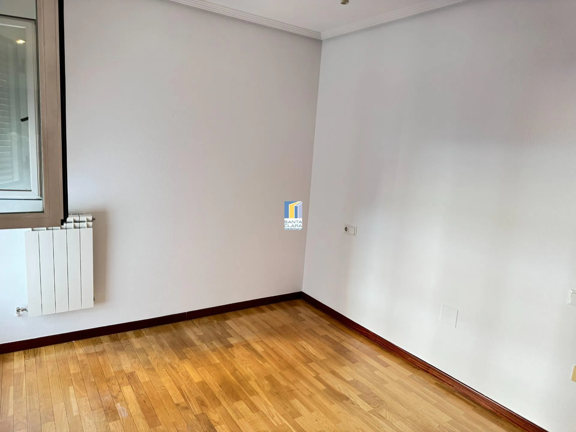 PISO EN ALQUILER DE 4 DORMITORIOS, 2 BAÑOS, GARAJE Y TRASTERO EN ZONA LAS VIÑAS, ZAMORA. - Inmobiliaria Santa Clara en Zamora - Miniatura 7