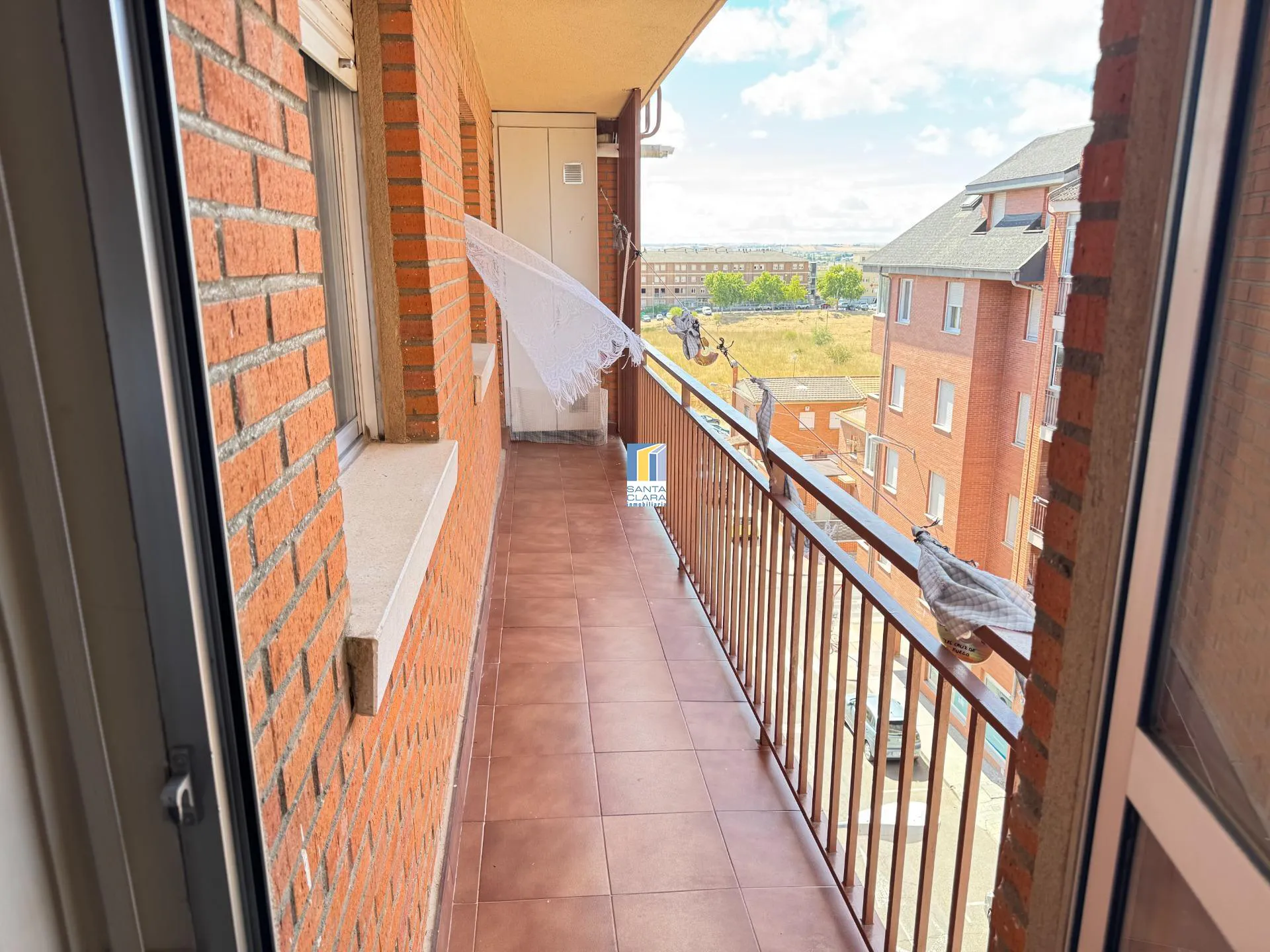 PISO EN VENTA CON 3 DORMITORIOS, PLAZA DE GARAJE Y TRASTERO EN ZONA LOS BLOQUES, ZAMORA. - Inmobiliaria Santa Clara en Zamora - Miniatura 3