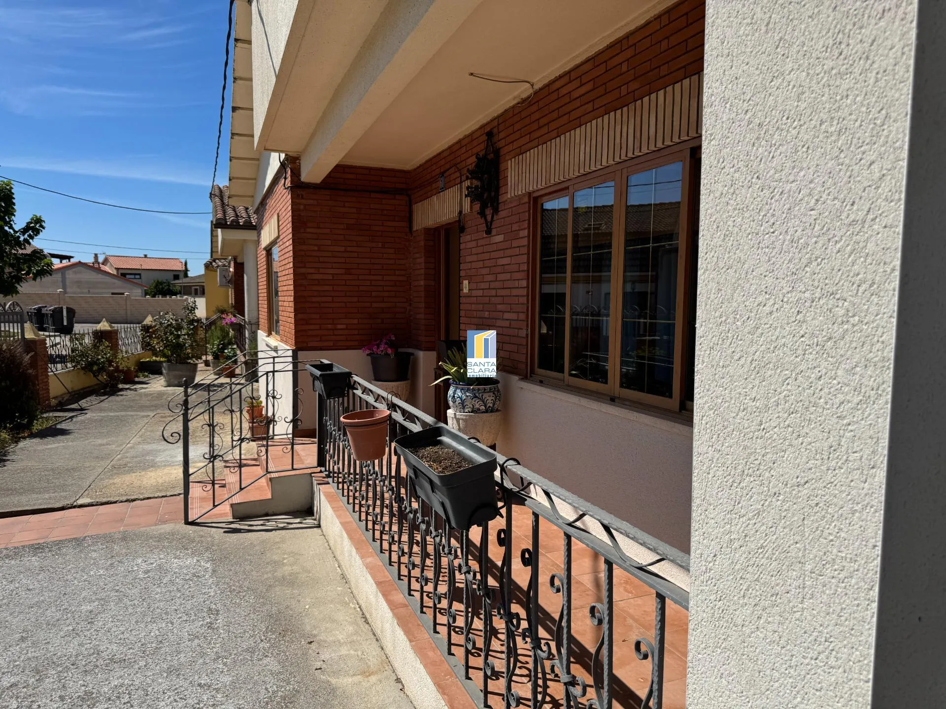 CHALET EN VENTA CON 3 DORMITORIOS, GARAJE, PATIO Y MERENDERO CON COCINA EN MORALEJA DEL VINO (ZAMORA) - Inmobiliaria Santa Clara en Zamora - Imagen 1