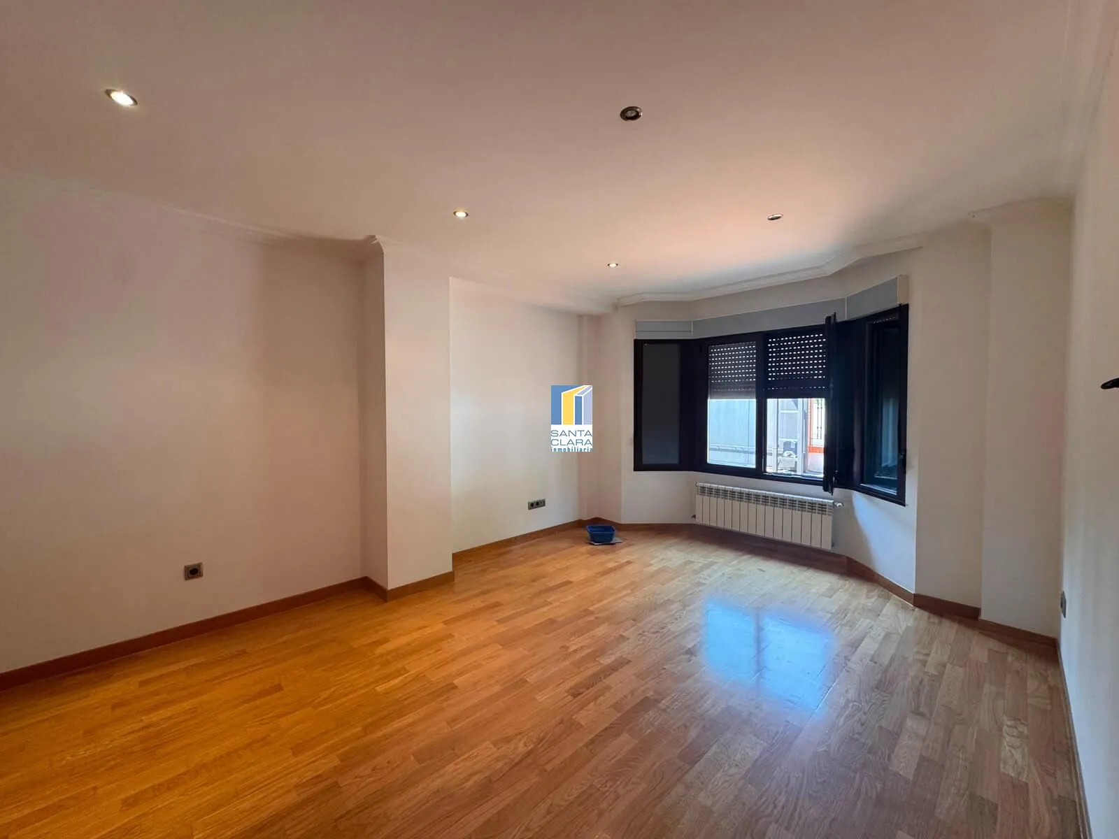 CHALET PAREADO EN VENTA CON 4 DORMITORIOS, GARAJE, JARDÍN Y BODEGA EN ZONA LAS VEGAS, ZAMORA. - Inmobiliaria Santa Clara en Zamora - Miniatura 10