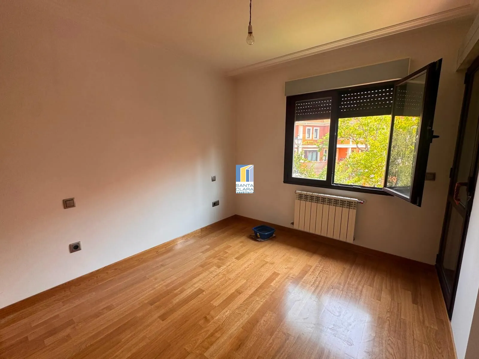 CHALET PAREADO EN VENTA CON 4 DORMITORIOS, GARAJE, JARDÍN Y BODEGA EN ZONA LAS VEGAS, ZAMORA. - Inmobiliaria Santa Clara en Zamora - Miniatura 17