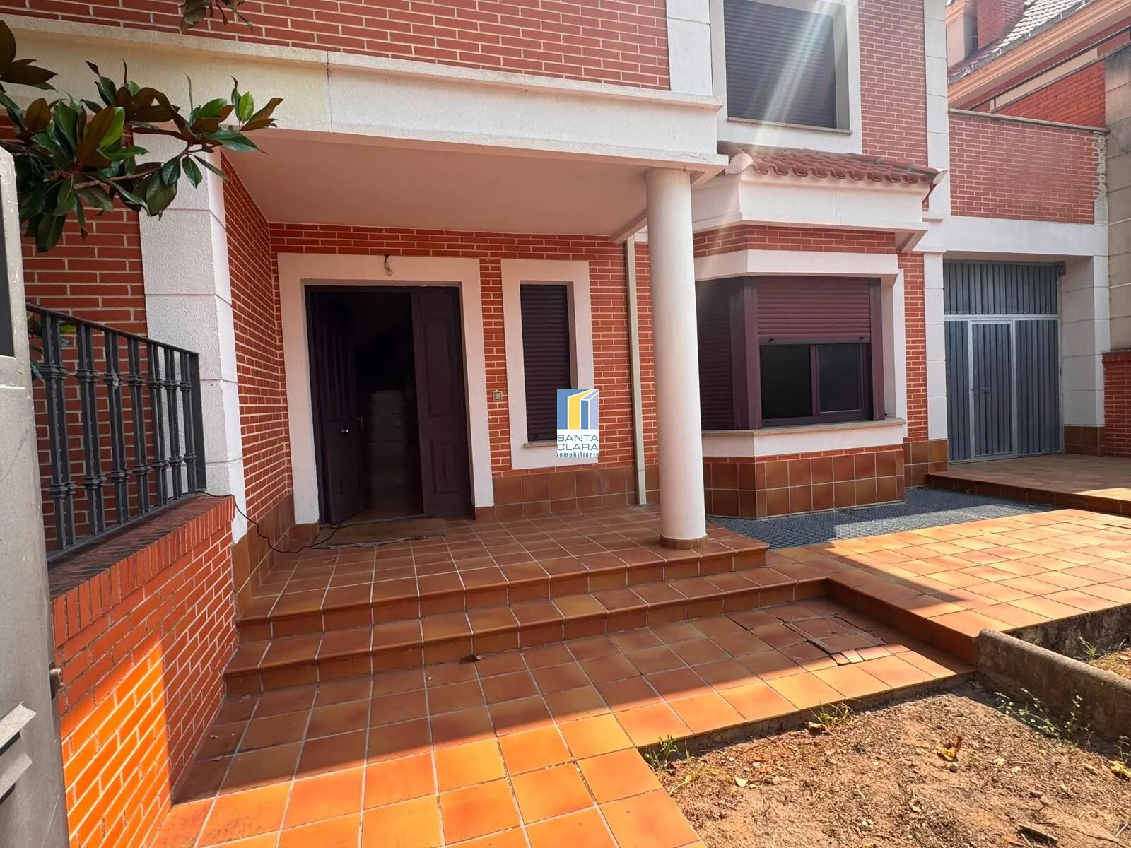 CHALET PAREADO EN VENTA CON 4 DORMITORIOS, GARAJE, JARDÍN Y BODEGA EN ZONA LAS VEGAS, ZAMORA. - Inmobiliaria Santa Clara en Zamora - Miniatura 3