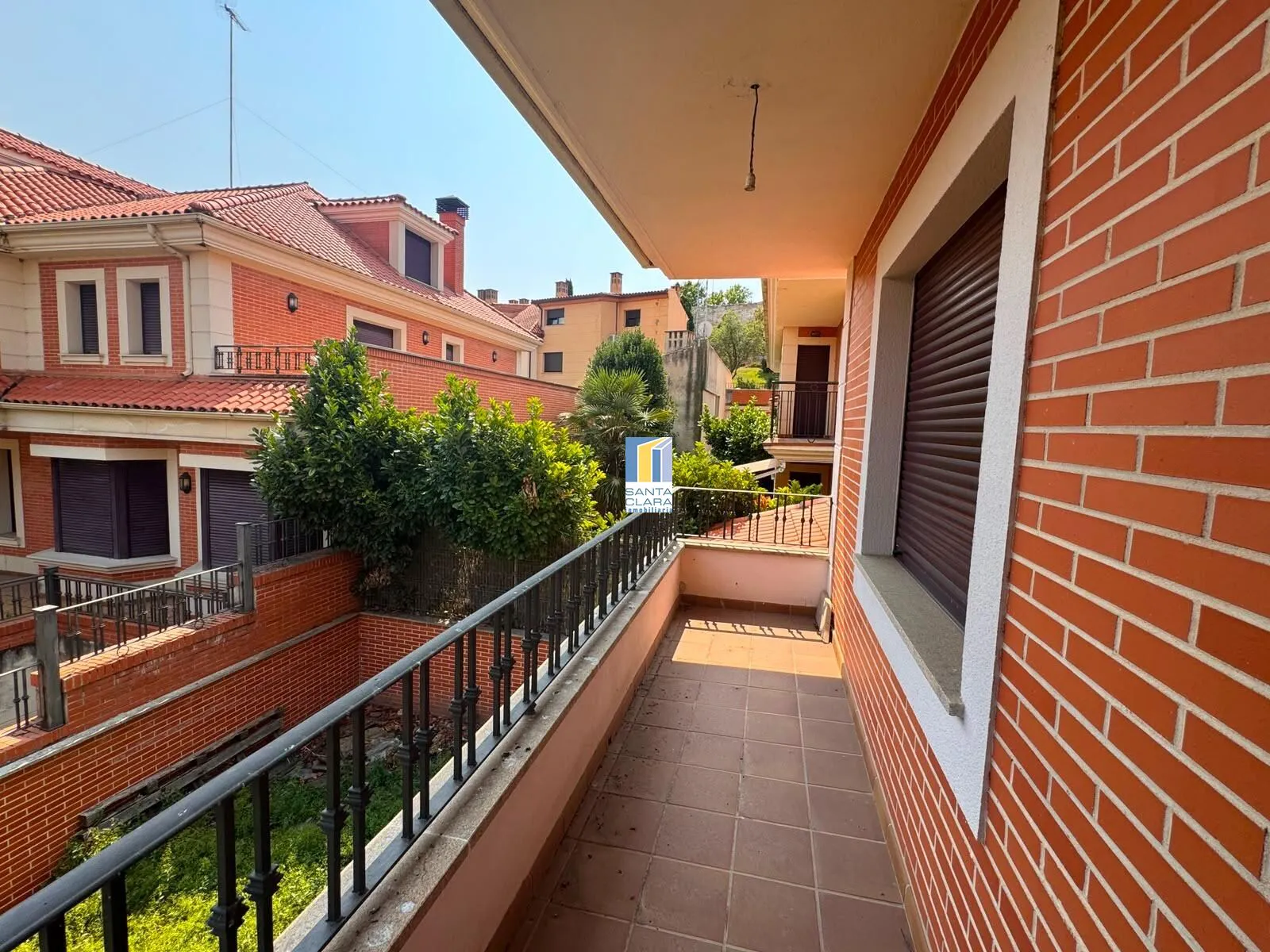 CHALET PAREADO EN VENTA CON 4 DORMITORIOS, GARAJE, JARDÍN Y BODEGA EN ZONA LAS VEGAS, ZAMORA. - Inmobiliaria Santa Clara en Zamora - Miniatura 4