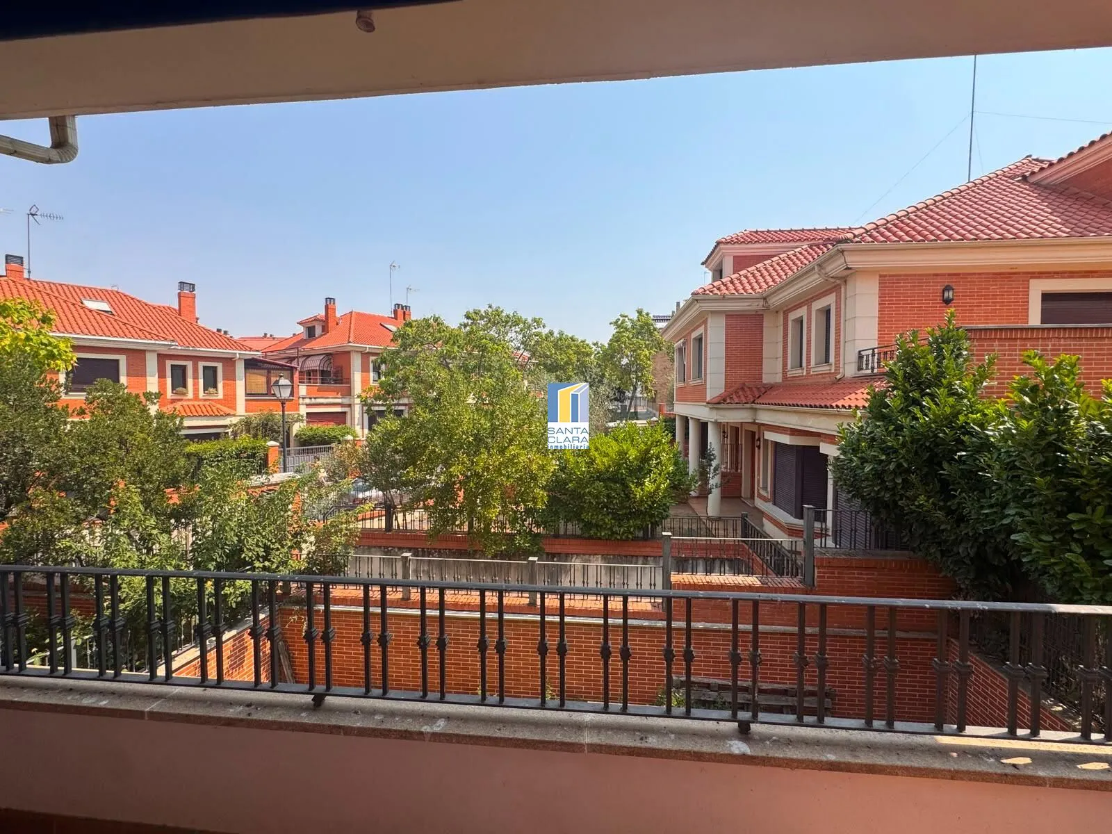 CHALET PAREADO EN VENTA CON 4 DORMITORIOS, GARAJE, JARDÍN Y BODEGA EN ZONA LAS VEGAS, ZAMORA. - Inmobiliaria Santa Clara en Zamora - Miniatura 5