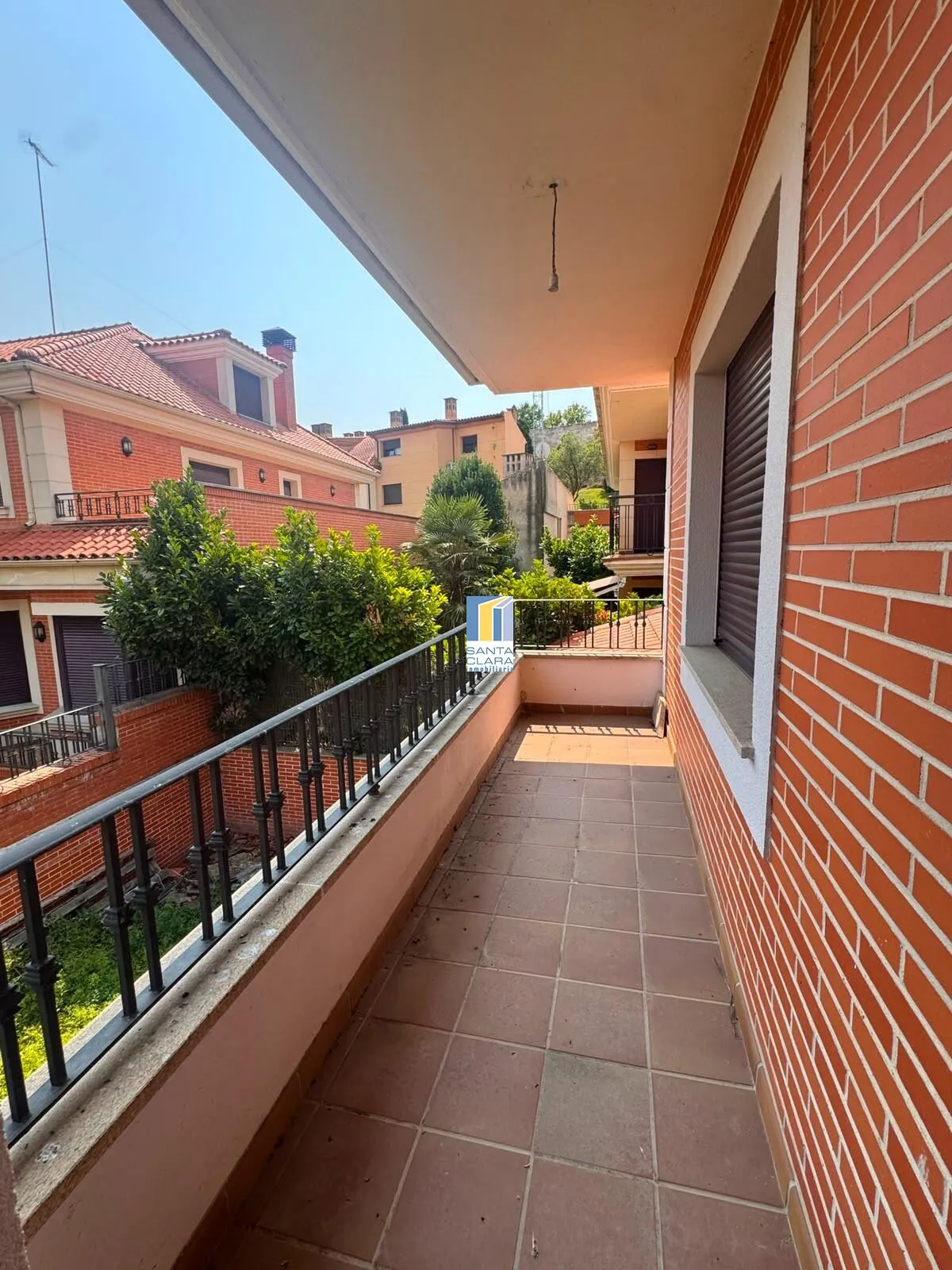 CHALET PAREADO EN VENTA CON 4 DORMITORIOS, GARAJE, JARDÍN Y BODEGA EN ZONA LAS VEGAS, ZAMORA. - Inmobiliaria Santa Clara en Zamora - Miniatura 8