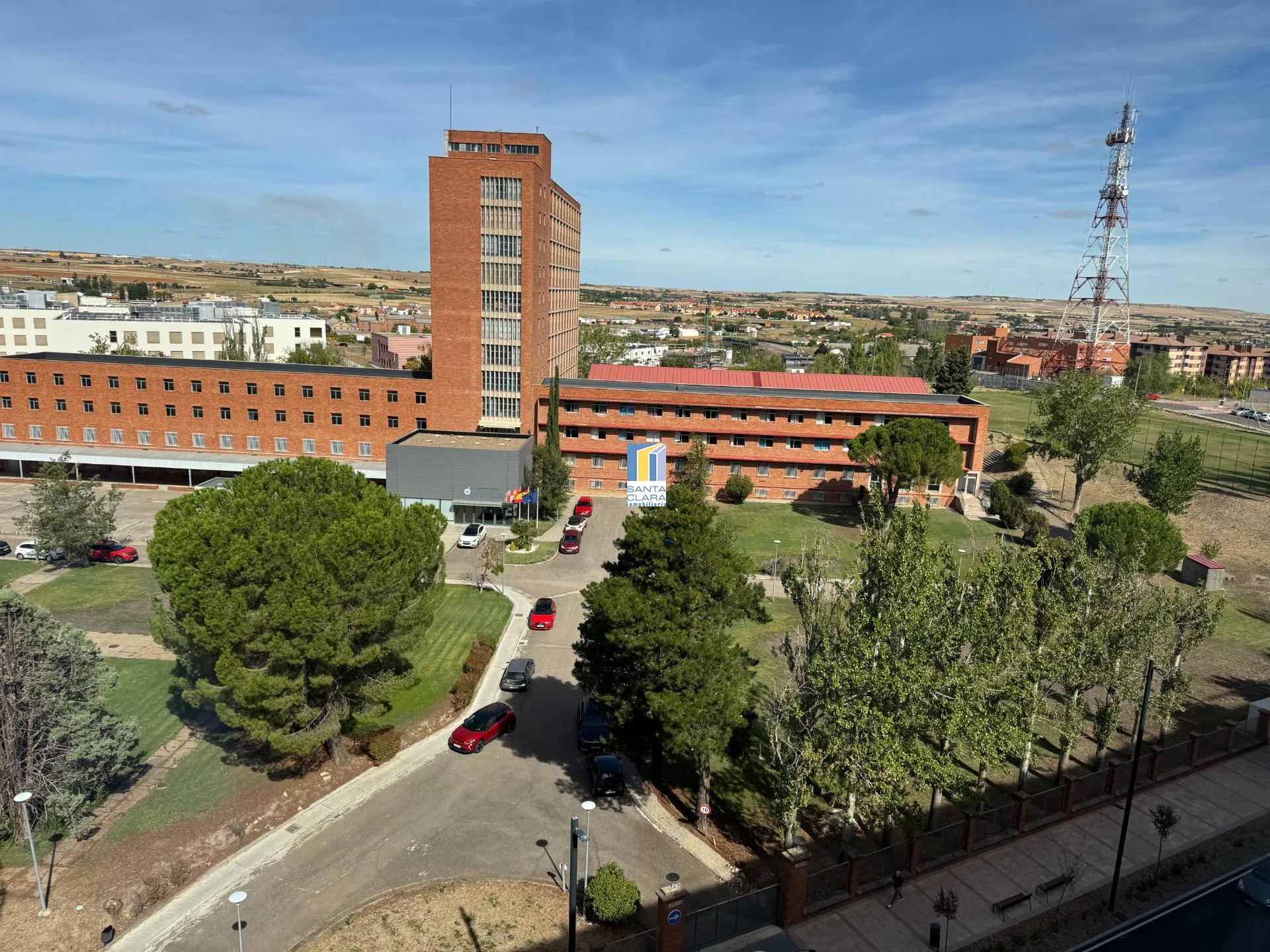 PISO EN VENTA DE 4 DORMITORIOS Y 2 BAÑOS EN ZONA LOS BLOQUES, ZAMORA. - Inmobiliaria Santa Clara en Zamora - Miniatura 2