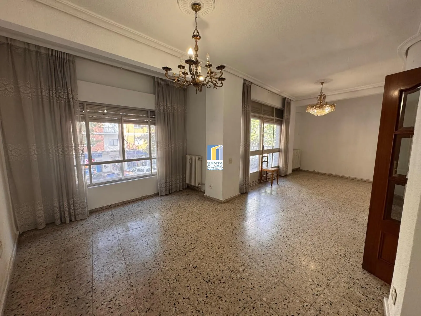 PISO EN VENTA DE 4 DORMITORIOS Y 2 BAÑOS EN ZONA TRES CRUCES, ZAMORA. - Inmobiliaria Santa Clara en Zamora - Miniatura 3