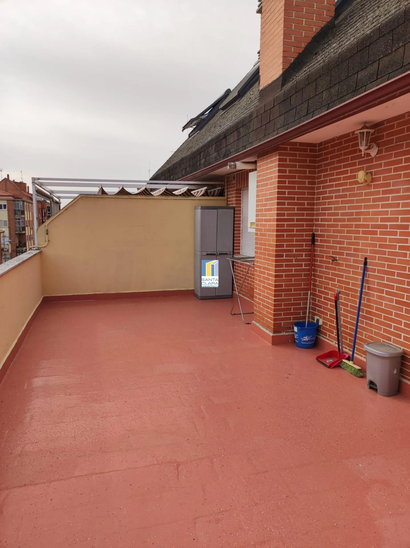 APARTAMENTO ÁTICO DÚPLEX EN ALQUILER CON UN DORMITORIO EN ZONA LOS BLOQUES (ZAMORA). - Inmobiliaria Santa Clara en Zamora - Miniatura 2