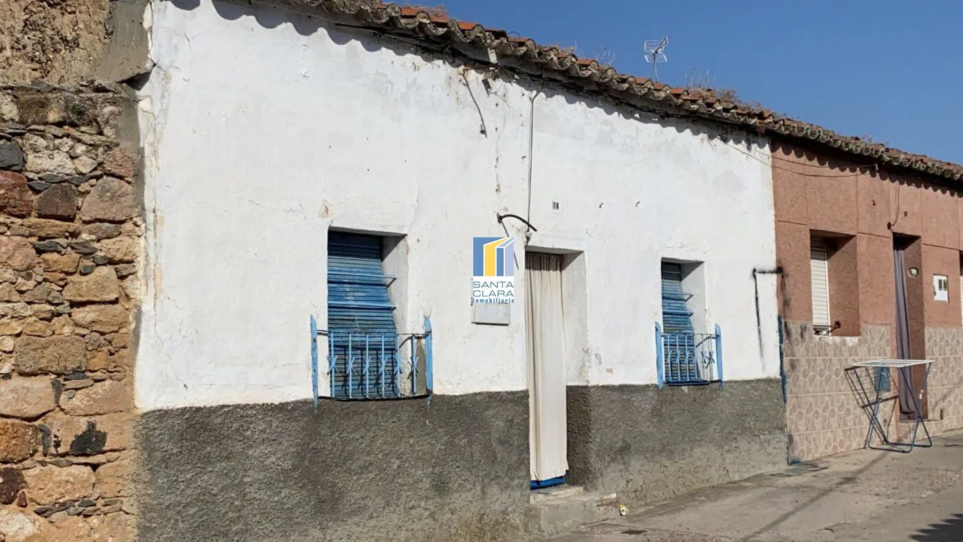 CASA EN VENTA PARA REFORMAR CON SALIDA A DOS CALLES EN ZONA EL SEPULCRO, ZAMORA - Inmobiliaria Santa Clara en Zamora - Imagen 1