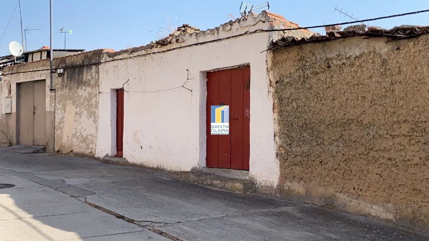 CASA EN VENTA PARA REFORMAR CON SALIDA A DOS CALLES EN ZONA EL SEPULCRO, ZAMORA - Inmobiliaria Santa Clara en Zamora - Miniatura 2