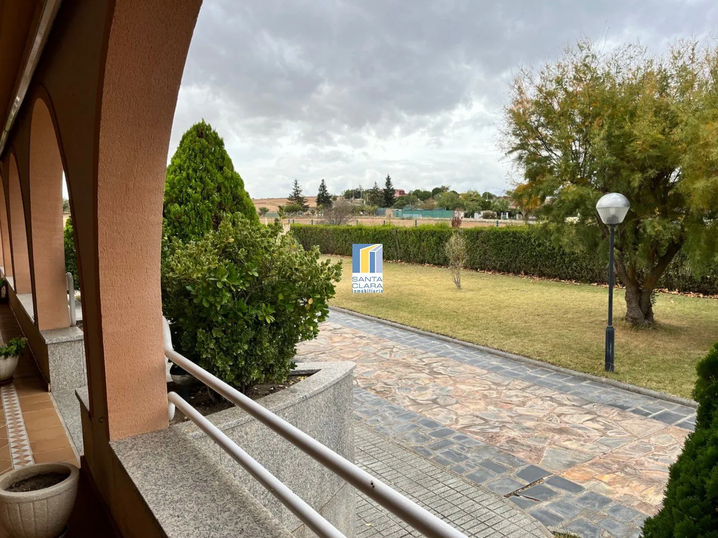 CHALET EN VENTA CON 5 DORMITORIOS, PISCINA, CANCHA DE TENIS Y JARDÍN EN CARRETERA CARRASCAL, ZAMORA. - Inmobiliaria Santa Clara en Zamora - Miniatura 3