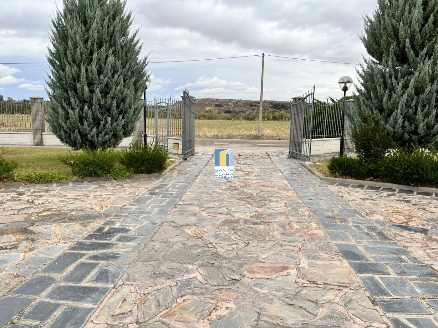 CHALET EN VENTA CON 5 DORMITORIOS, PISCINA, CANCHA DE TENIS Y JARDÍN EN CARRETERA CARRASCAL, ZAMORA. - Inmobiliaria Santa Clara en Zamora - Miniatura 39