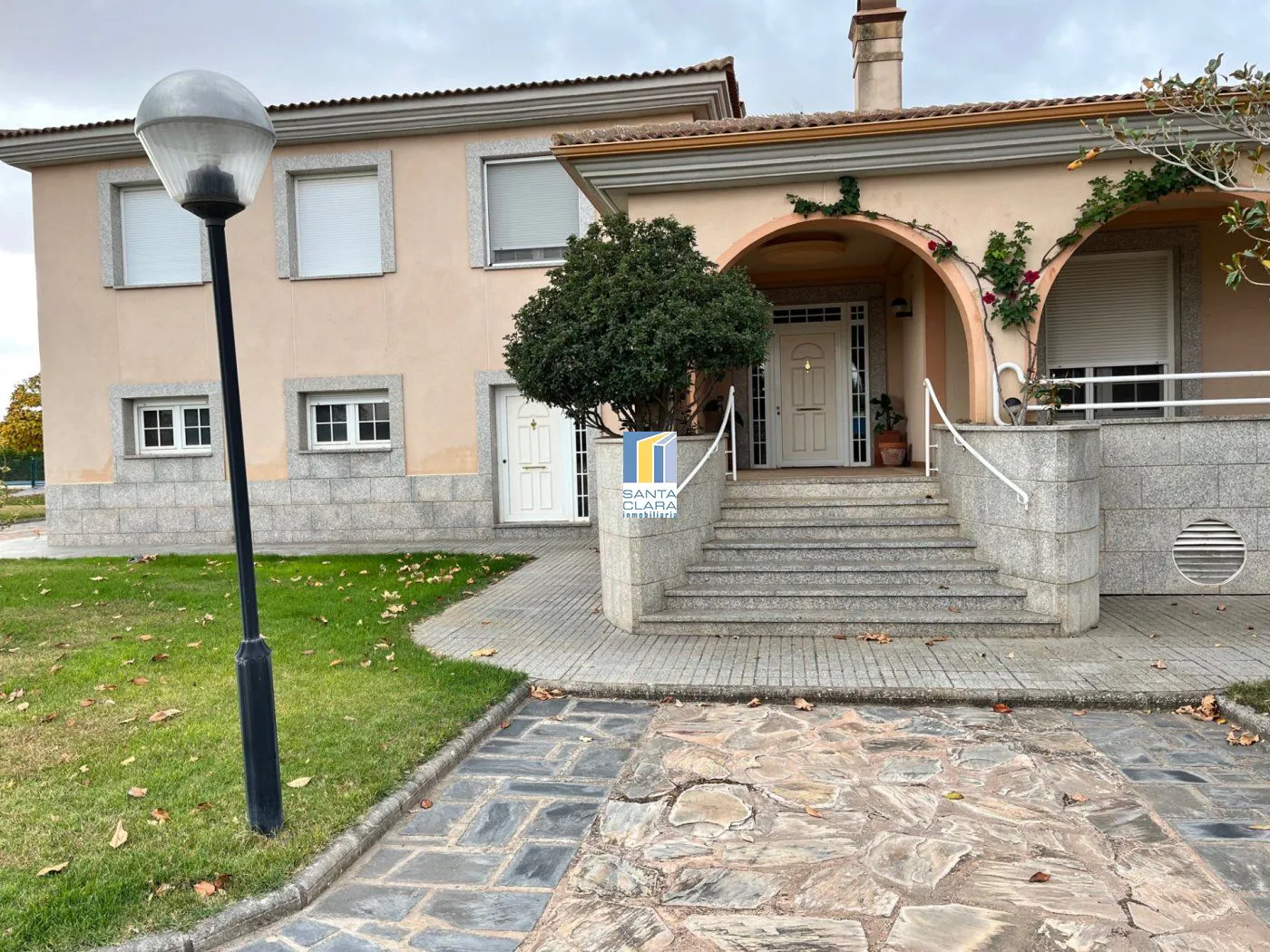 CHALET EN VENTA CON 5 DORMITORIOS, PISCINA, CANCHA DE TENIS Y JARDÍN EN CARRETERA CARRASCAL, ZAMORA. - Inmobiliaria Santa Clara en Zamora - Miniatura 4