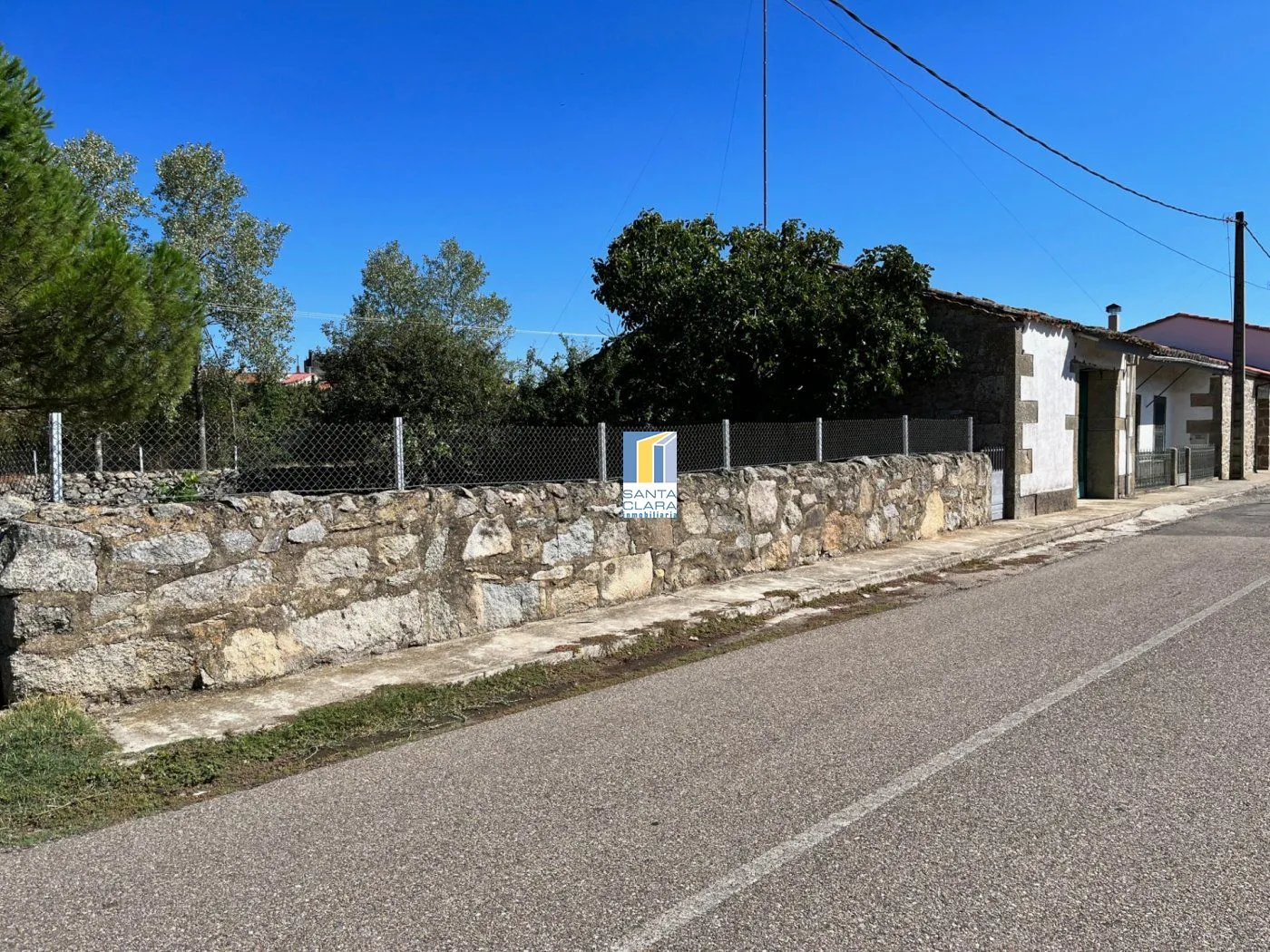 CASA EN VENTA CON 3 DORMITORIOS, GARAJE Y AMPLIO JARDÍN EN MUGA DE SAYAGO, ZAMORA. - Inmobiliaria Santa Clara en Zamora - Miniatura 2