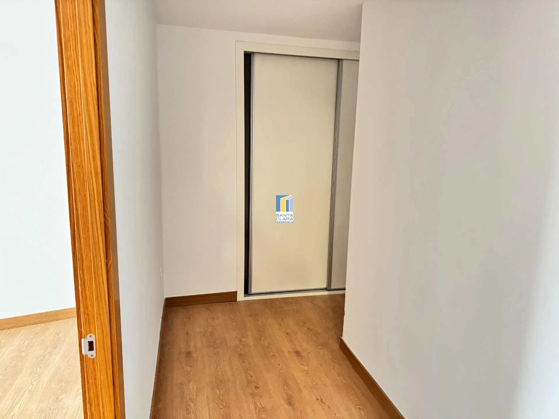 PISO EN VENTA REFORMADO CON 2 DORMITORIOS EN ZONA LA VEGA-OTERUELO, LEÓN. - Inmobiliaria Santa Clara en Zamora - Miniatura 3