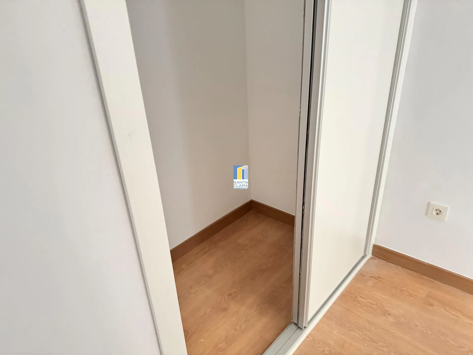 PISO EN VENTA REFORMADO CON 2 DORMITORIOS EN ZONA LA VEGA-OTERUELO, LEÓN. - Inmobiliaria Santa Clara en Zamora - Miniatura 5