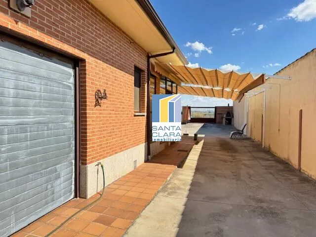CASA EN VENTA CON 3 DORMITORIOS, 2 BAÑOS, 2 GARAJES Y PATIO EN MORALEJA DEL VINO, ZAMORA. - Inmobiliaria Santa Clara en Zamora - Imagen 1