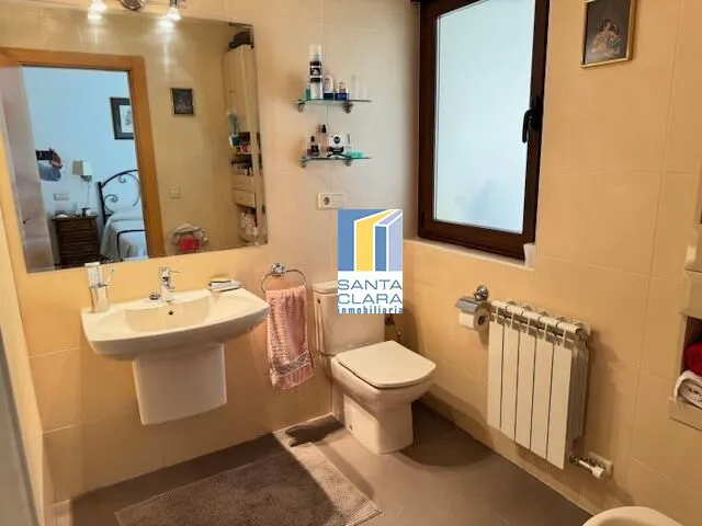 CASA EN VENTA CON 3 DORMITORIOS, 2 BAÑOS, 2 GARAJES Y PATIO EN MORALEJA DEL VINO, ZAMORA. - Inmobiliaria Santa Clara en Zamora - Miniatura 10