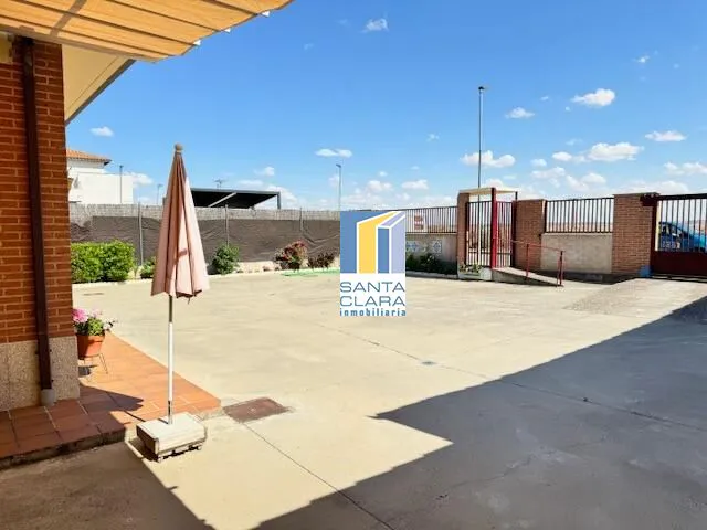 CASA EN VENTA CON 3 DORMITORIOS, 2 BAÑOS, 2 GARAJES Y PATIO EN MORALEJA DEL VINO, ZAMORA. - Inmobiliaria Santa Clara en Zamora - Miniatura 3