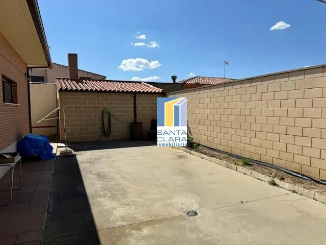 CASA EN VENTA CON 3 DORMITORIOS, 2 BAÑOS, 2 GARAJES Y PATIO EN MORALEJA DEL VINO, ZAMORA. - Inmobiliaria Santa Clara en Zamora - Miniatura 4
