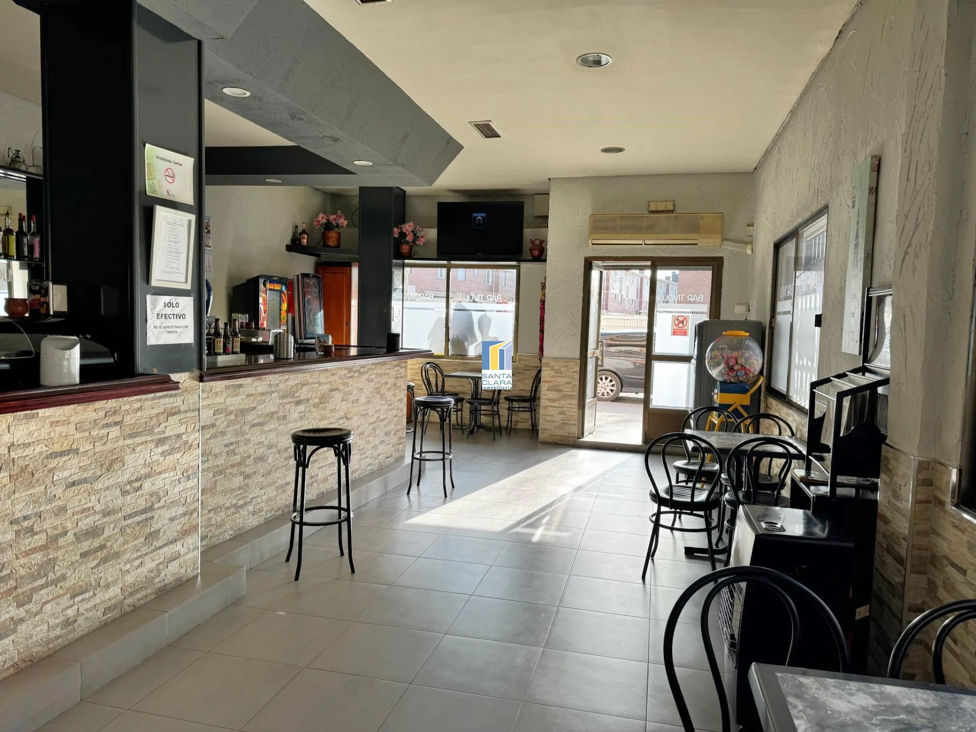 CAFÉ - BAR EN VENTA EN ZONA LAS VEGAS, JUNTO A LAS OFICINAS DE EMPLEO, ZAMORA CAPITAL. - Inmobiliaria Santa Clara en Zamora - Miniatura 2