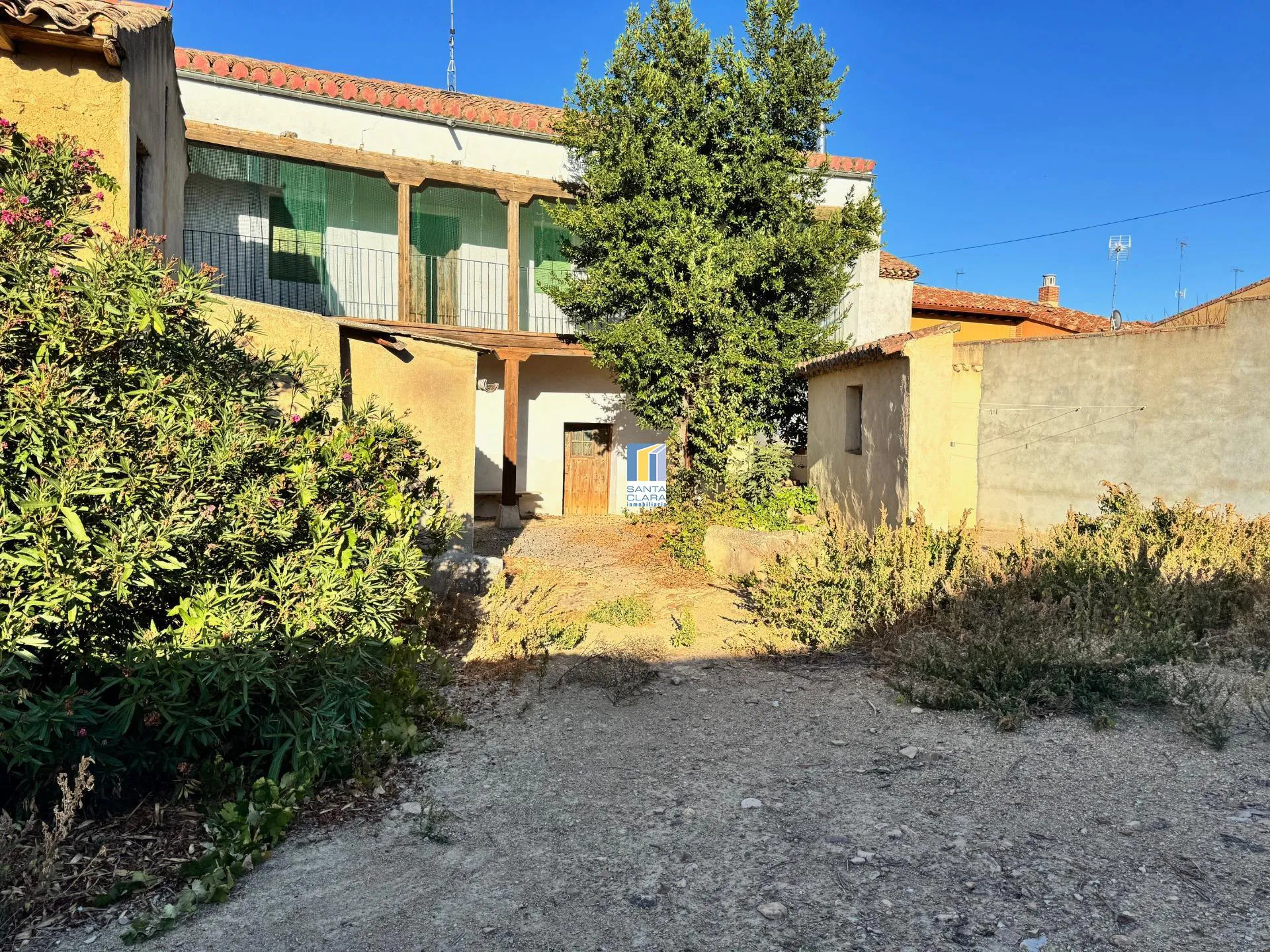 CASA EN VENTA DE 5 DORMITORIOS Y AMPLIO JARDÍN EN VILLALPANDO, ZAMORA. - Inmobiliaria Santa Clara en Zamora - Miniatura 2