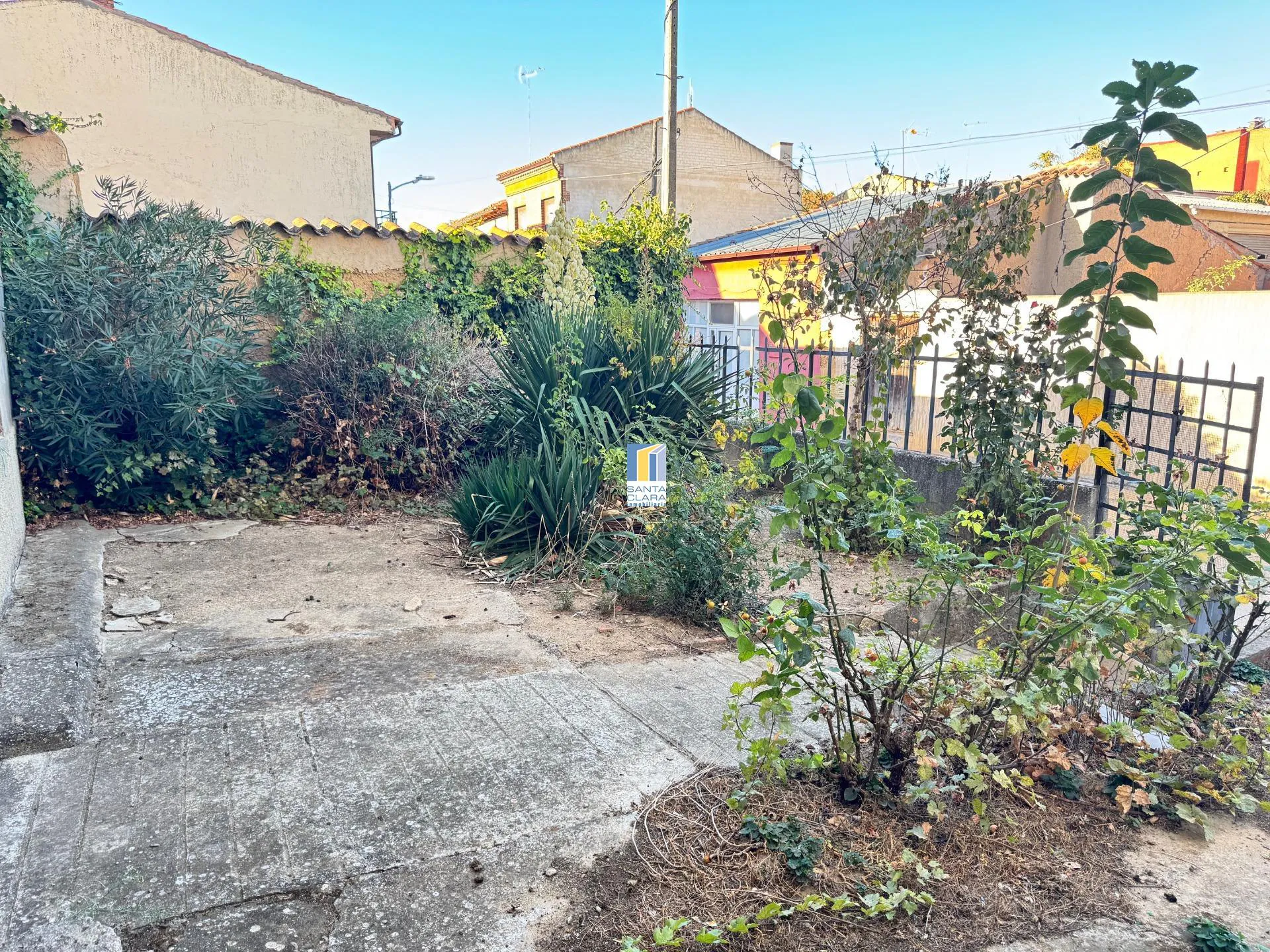 CASA EN VENTA DE 5 DORMITORIOS Y AMPLIO JARDÍN EN VILLALPANDO, ZAMORA. - Inmobiliaria Santa Clara en Zamora - Miniatura 40