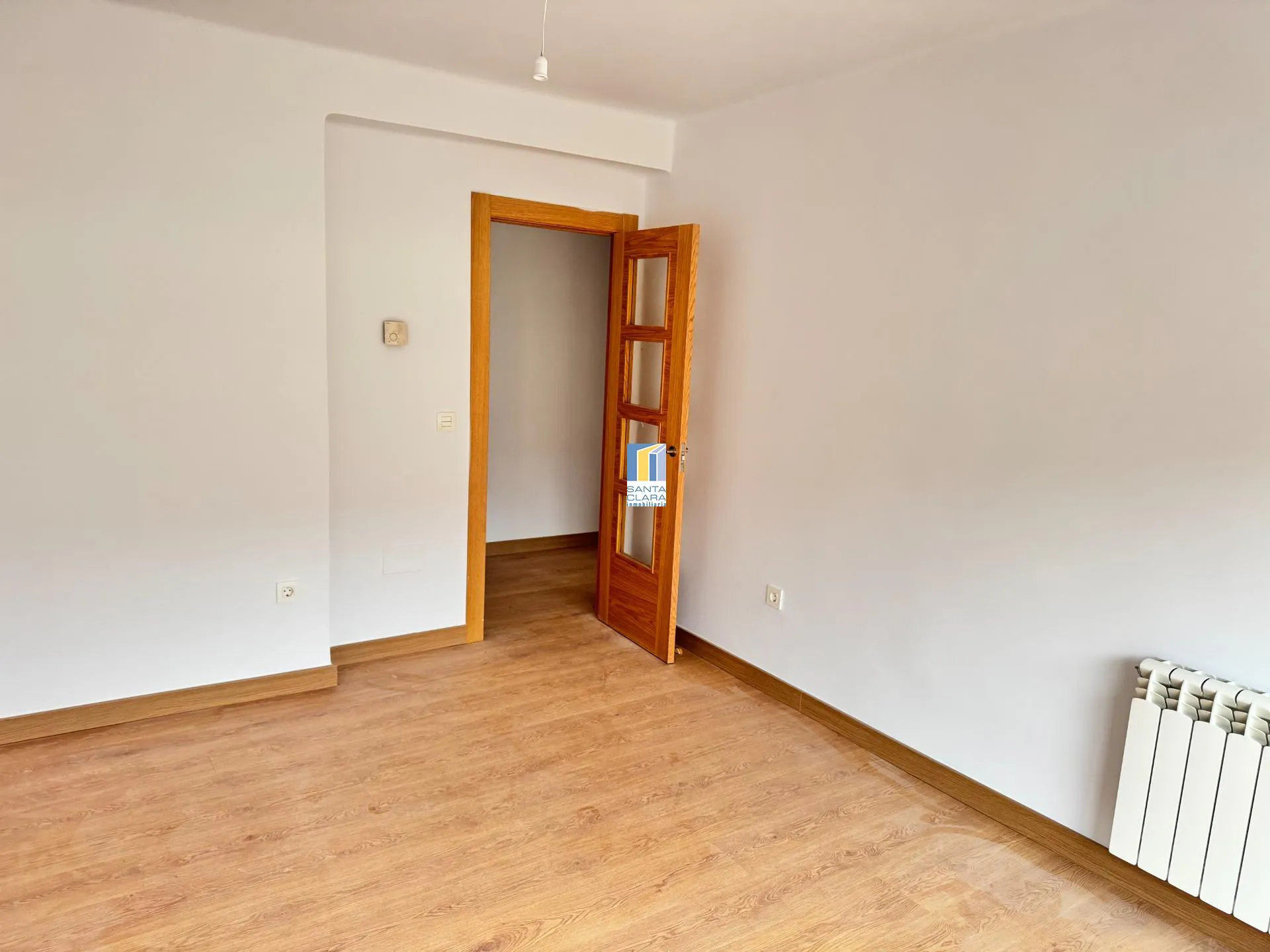 PISO EN VENTA REFORMADO CON 2 DORMITORIOS EN ZONA LA VEGA-OTERUELO, LEÓN. - Inmobiliaria Santa Clara en Zamora - Miniatura 2