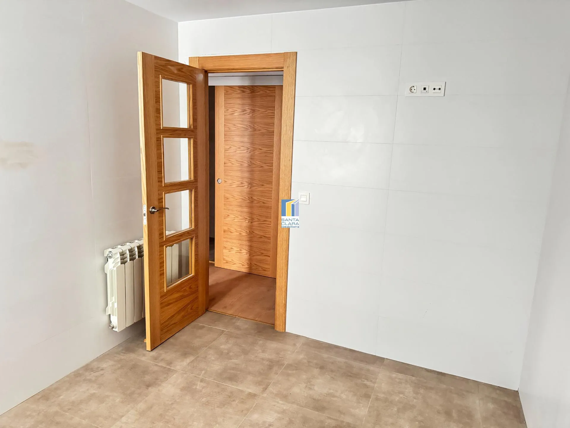 PISO EN VENTA REFORMADO CON 2 DORMITORIOS EN ZONA LA VEGA-OTERUELO, LEÓN. - Inmobiliaria Santa Clara en Zamora - Miniatura 4