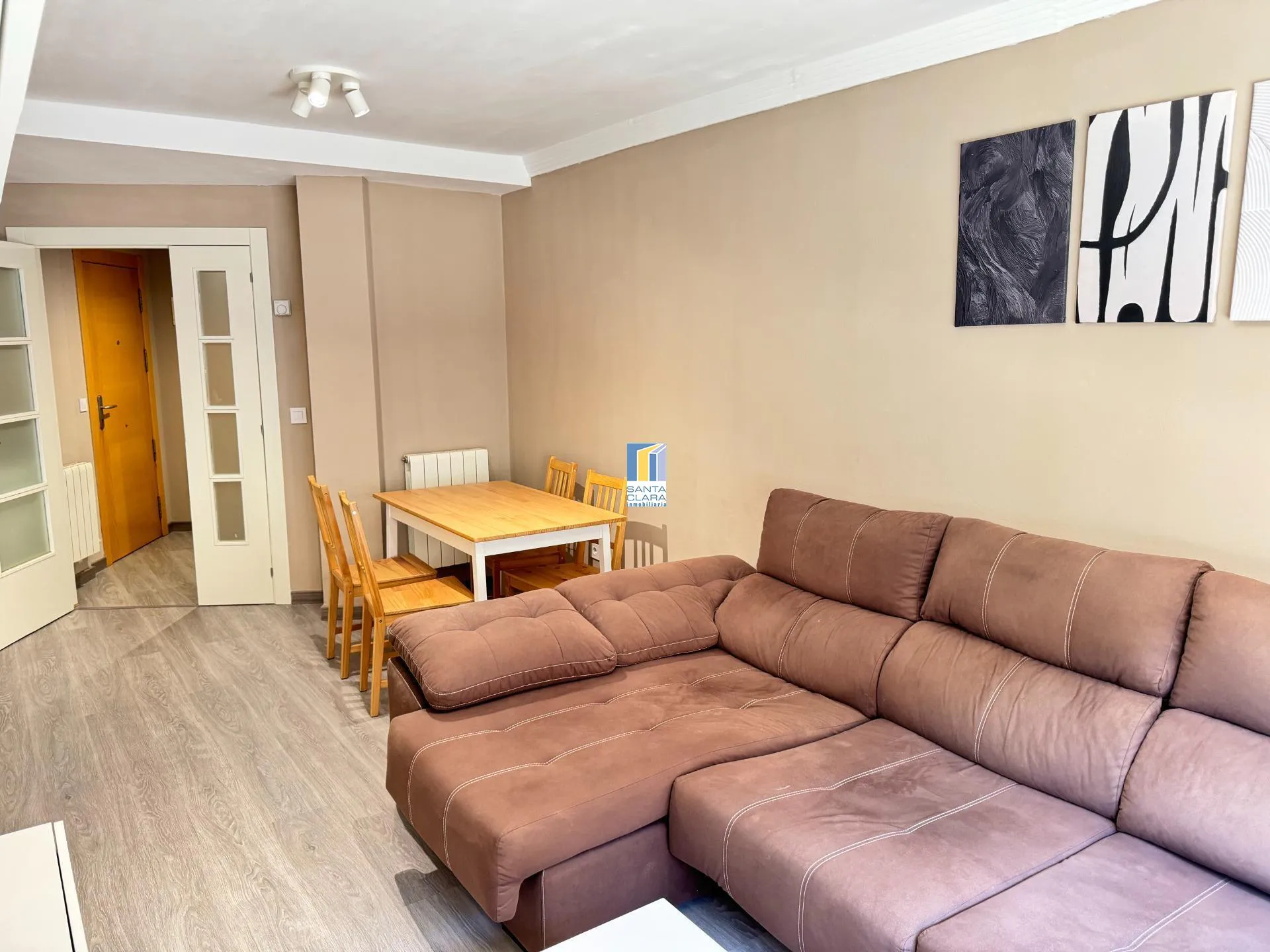 PISO EN ALQUILER DE 2 DORMITORIOS , 2 BAÑOS Y PLAZA DE GARAJE EN ZONA SEPULCRO, ZAMORA. - Inmobiliaria Santa Clara en Zamora - Imagen 1