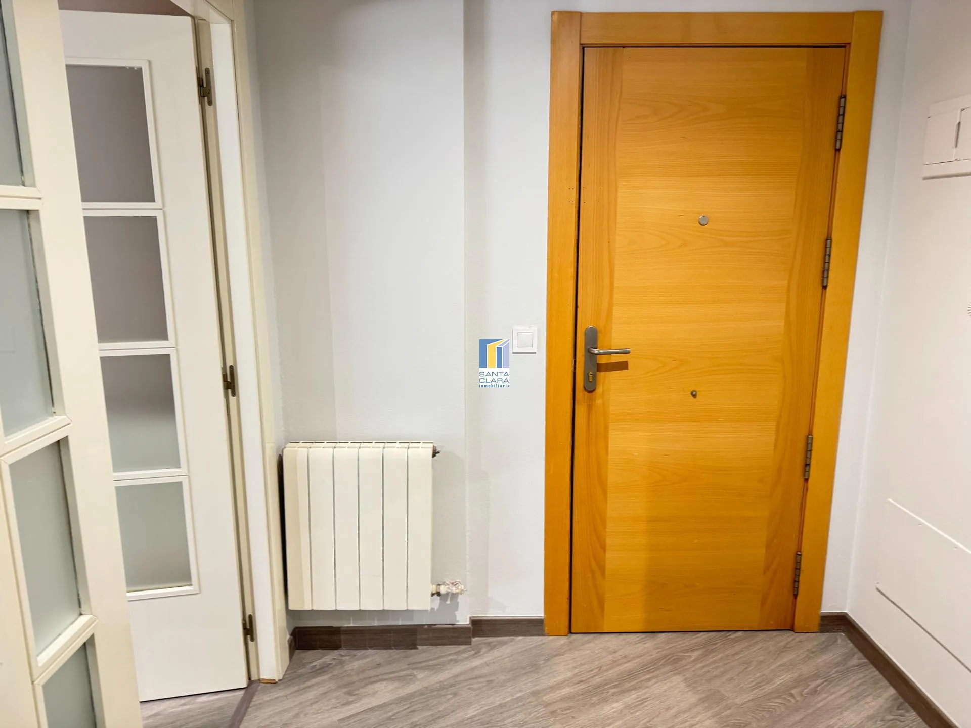 PISO EN ALQUILER DE 2 DORMITORIOS , 2 BAÑOS Y PLAZA DE GARAJE EN ZONA SEPULCRO, ZAMORA. - Inmobiliaria Santa Clara en Zamora - Miniatura 3