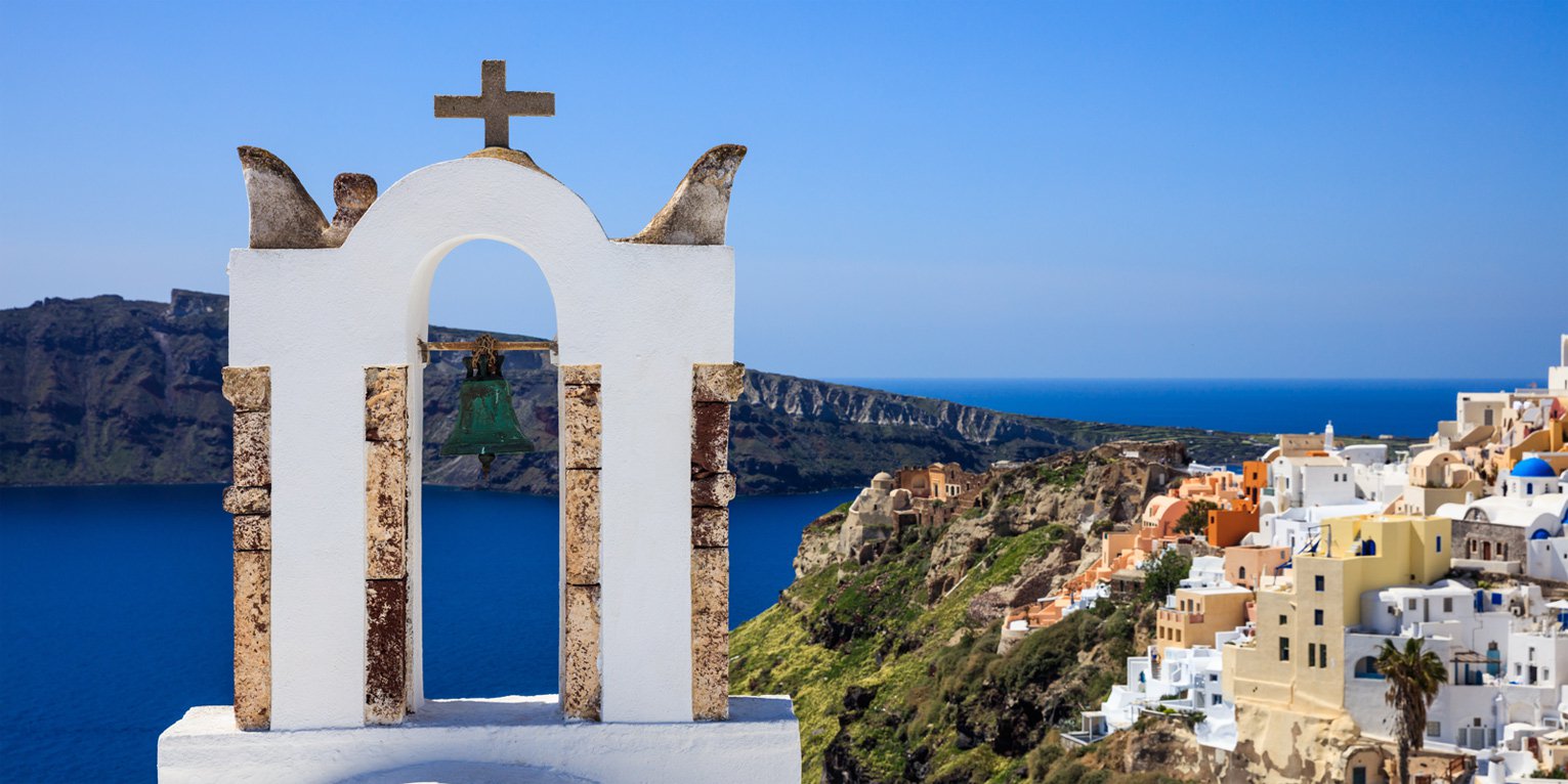 Νοικιάστε αυτοκίνητο από το SantoriniCarHire.com και απολαύστε τα καμπαναριά με θέα την Καλντέρα Σαντορίνης