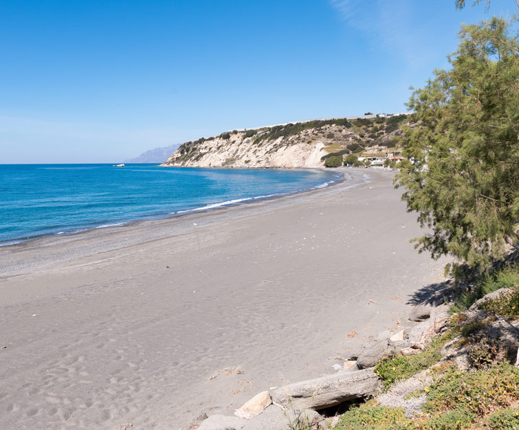 Παραλία με χρυσαφένια άμμο στην Κρήτη