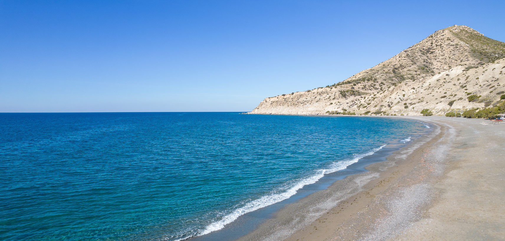 Παραλία με χρυσαφένια άμμο στην Κρήτη