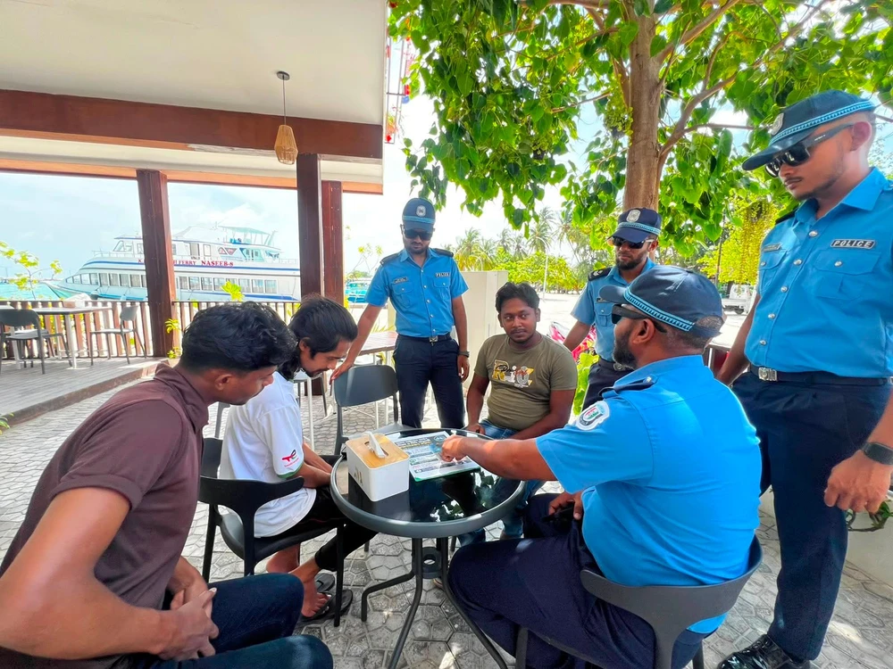 photo for ހިންމަފުށީގައި ދިރިއުޅޭ ބިދޭސީން ހޭލުންތެރިކުރުވުމަށް މައުލޫމާތު ދިނުމުގެ ހަރަކާތެއް ހިންގައިފި