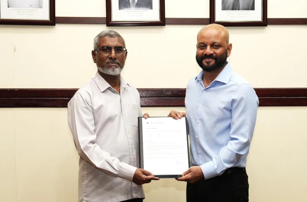 photo for މައުމޫން ފައުންޑޭޝަންގެ ފަރާތުން “މައުމޫން” ފޮންޓް ދިވެހިބަހުގެ އެކެޑަމީއަށް ހަދިޔާކުރުން