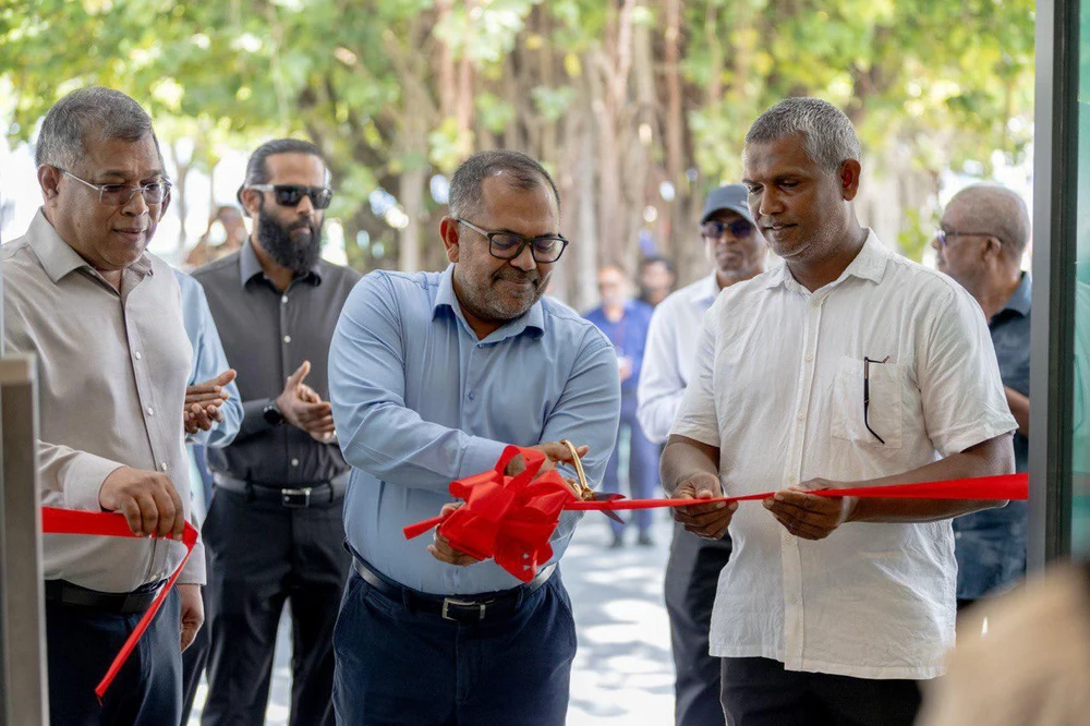 photo for ކުޑަހުވަދޫ ބީއެމްއެލްގެ އައު ބްރާންޗް މާލީ ވަޒީރު މޫސާ ޒަމީރު ހުޅުއްވައިދެއްވުން.