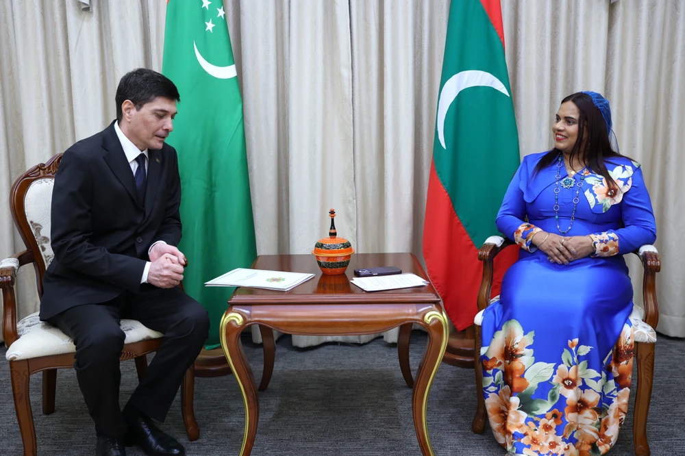 photo for ތުރުކުމެނިސްތާން ގެ އައު ސަފީރު، ޚާރިޖީ ވަޒީރު ގެ އަރިހަށް އިޙުތިރާމުގެ ޒިޔާރަތެއް ކުރައްވައިފި