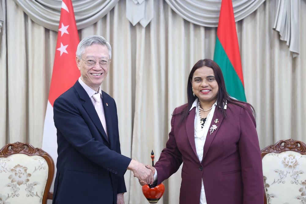photo for މިނިސްޓަރ އޮފް ފޮރިން އެފެއާޒްގެ އަރިހަށް ސިންގަޕޫރުގެ ސަފީރު ވަދާޢީ ޒިޔާރަތެއް ކުރައްވައިފި