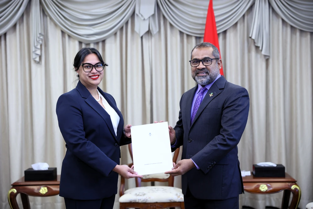 photo for ފަރަންސޭސިވިލާތުން ރާއްޖެއަށް ކަނޑައެޅި އޮނޮރަރީ ކޮންސުލްއަށް ޚާރިޖީ ވަޒީރު އެގްޒެކެޓަރ އަރުވައިފި