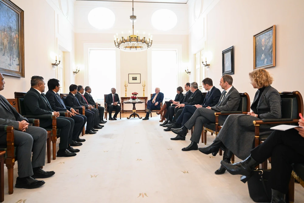 photo for ރާއްޖެއާއި ޖަރުމަނުވިލާތާއި ދެމެދު ބޭއްވެވި ރަސްމީ މަޝްވަރާގައި މާލީ ވަޒީރު މޫސާ ޒަމީރު